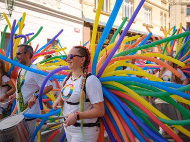 Prag, Çek Cumhuriyeti - 12 Ağustos 2023: Prag Onur Festivali Geçidi. Gey gururu sırasında renkli balonları olan kadınlar ve erkekler müzik enstrümanları çalıyor
