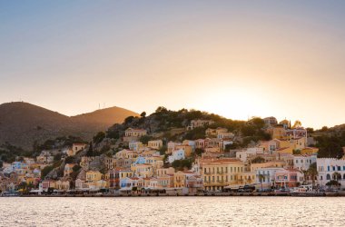 Symi Adası, Yunanistan - 20 Nisan 2023: Yunanistan 'da Symi Adası manzarası. Yunanistan 'ın küçük Dodecanese adası sakin atmosferi ve muhteşem mimarisi ile ziyaretçileri hayrete düşürüyor.