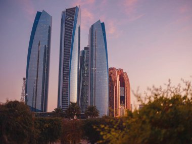 Abu Dabi, BAE - 13 Ocak 2024: Abu Dabi 'deki kurucular anıtı ve Etihad kuleleri. Modern mimari. Yıldızların parladığı akşam vakti.