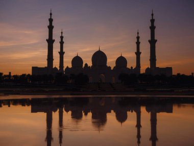 Abu Dabi, BAE - 14 Ocak 2024: Büyük Cami veya Şeyh Zayed Büyük Camii ülkenin en büyük camii, günlük, Cuma ve Kurban namazları için en önemli ibadethane. Popüler turizm merkezi