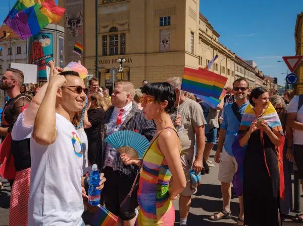 Prag, Çek Cumhuriyeti - 12 Ağustos 2023: Eski şehir merkezinde gurur ayı. Prag Onur Festivali Geçidi. Festivale farklı kostümlerle katılanlar, törenin başlangıcı