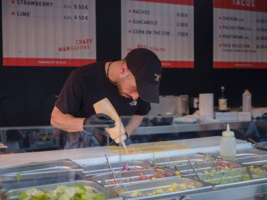 Viyana, Avusturya - 17 Temmuz 2023. Viyana Film Festivali, Avrupa 'nın en büyük kültürü, mutfak festivali. Viyana 'nın ana meydanındaki sinema ve restoranlardan hoşlanan insanlar, belediye binasının yanındaki Rauthausplatz.