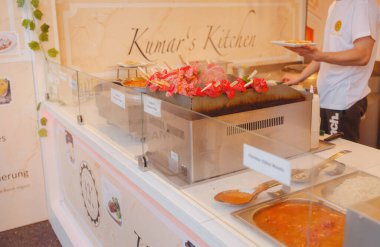 Viyana, Avusturya - 17 Temmuz 2023. Viyana Film Festivali, Avrupa 'nın en büyük kültürü, mutfak festivali. Viyana 'nın ana meydanındaki sinema ve restoranlardan hoşlanan insanlar, belediye binasının yanındaki Rauthausplatz.