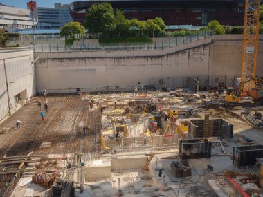 Viyana, Avusturya - 27 Temmuz 2023: Avusturya Merkezi ve BM binası yakınlarındaki alanlardan birinde inşaatçılarla birlikte inşaat sahası