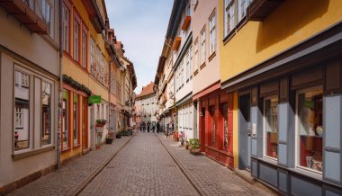 Erfurt, Almanya - 22 Mayıs 2023: Merchants Köprüsü üzerindeki ara sokak, Kraemerbruecke, Erfurt, Almanya. 1325 yılında inşa edilmiş. Alpler 'in kuzeyinde tamamen evlerle inşa edilmiş tek köprü.