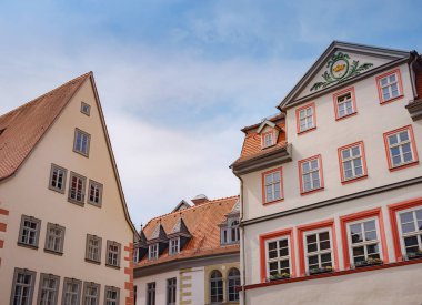 Erfurt, Almanya - 21 Mayıs 2023: Benediktsplac Meydanı ve şehir merkezindeki binalar, tarihi miras.