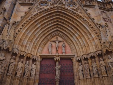 Erfurt, Almanya - 21 Mayıs 2023: Bir tepede yer alan Erfurt Katedrali, Katolik kilisesi Roma ve Gotik tarzda zarif vitray pencerelerle inşa edilmiştir..