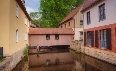 Erfurt, Almanya - 21 Mayıs 2023: Gera Nehri kıyısındaki tarihi evler.