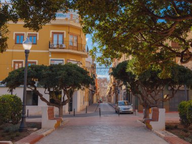 Denia, İspanya - 3 Ocak 2024: Kosta Blanca üzerinde Alicante ili Denia tarihi kıyı kenti şehir merkezinde sokak manzarası