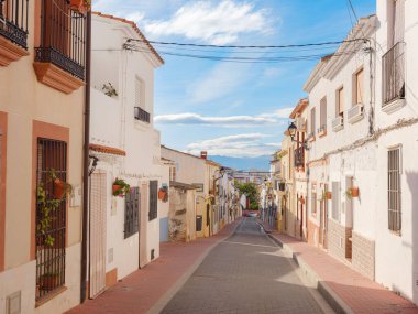 Denia, İspanya - 3 Ocak 2024: Kosta Blanca üzerinde Alicante ili Denia tarihi kıyı kenti şehir merkezinde sokak manzarası