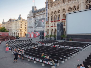 Viyana, Avusturya - 17 Temmuz 2023. Viyana Film Festivali, Avrupa 'nın en büyük kültürü, mutfak festivali. Belediyedeki festivalin ana sahnesi.