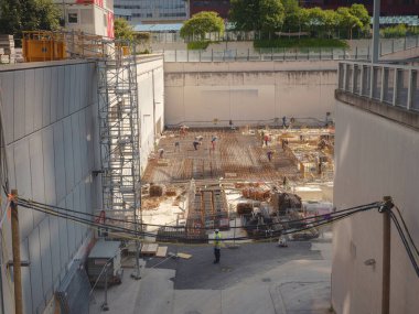 Viyana, Avusturya - 27 Temmuz 2023: Avusturya Merkezi ve BM binası yakınlarındaki alanlardan birinde inşaatçılarla birlikte inşaat sahası