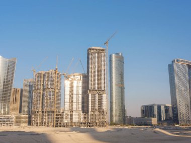 Abu Dabi, BAE - 11 Ocak 2024: El Reem Adası 'nda altyapısı ve kamusal alanları olan yeni bir konut ve ofis alanı inşaatı.