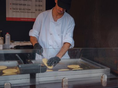 Viyana, Avusturya - 17 Temmuz 2023. Viyana Film Festivali, Avrupa 'nın en büyük kültürü, mutfak festivali. Viyana 'nın ana meydanındaki sinema ve restoranlardan hoşlanan insanlar, belediye binasının yanındaki Rauthausplatz.