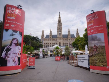Viyana, Avusturya - 21 Temmuz 2023. Viyana Film Festivali, Avrupa 'nın en büyük kültürü, mutfak festivali. Belediyedeki festivalin ana sahnesi.