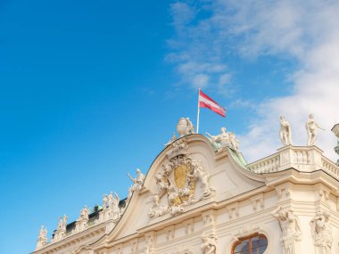 Wien, Avusturya - 28 Temmuz 2023: güneşli yaz gününde Belvedere Sarayı. Barok, Aşağı Belvedere 'in heykelleri ve levrekleriyle dolu güzel bir cephe..