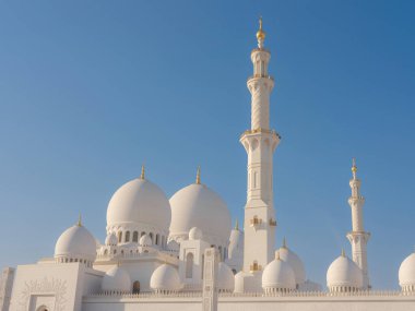 Abu Dabi, BAE - 14 Ocak 2024: Büyük Cami veya Şeyh Zayed Büyük Camii ülkenin en büyük camii, günlük, Cuma ve Kurban namazları için en önemli ibadethane. Popüler turizm merkezi
