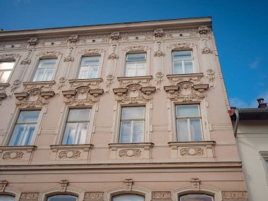 Perchtoldsdorf, Avusturya - 22 Temmuz 2023. 15. ve 16. yüzyılda inşa edilmiş müstahkem kulesi olan tarihi bir şehir. Perchtoldsdorf kasabası, Moedling bölgesi, Aşağı Avusturya.