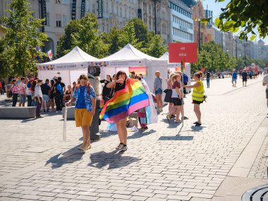 Prag, Çek Cumhuriyeti - 12 Ağustos 2023: Prag Onur Festivali Geçidi. Gökkuşağı ve diğer LGBTQ özellikleri ile parlak ve mutlu geçit ziyaretçileri