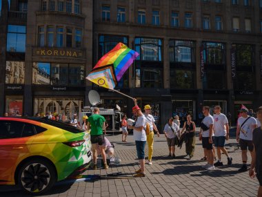 Prag, Çek Cumhuriyeti - 12 Ağustos 2023: Prag Onur Festivali Geçidi. Gökkuşağı ve diğer LGBTQ özellikleri ile parlak ve mutlu geçit ziyaretçileri