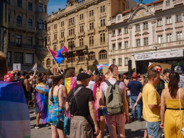 Prag, Çek Cumhuriyeti - 12 Ağustos 2023: Prag Onur Festivali Geçidi. Gökkuşağı ve diğer LGBTQ özellikleri ile parlak ve mutlu geçit ziyaretçileri