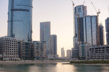 Abu Dabi, BAE - 11 Ocak 2024: El Reem Adası 'nda altyapısı ve kamusal alanları olan yeni bir konut ve ofis alanı inşaatı.