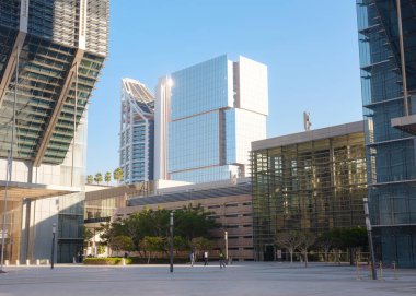 Abu Dabi, BAE - 11 Ocak 2024: El-Maryah Adası 'ndaki Abu Dabi Global Market' te binalar ve detaylar, kamusal alanlar. Abu-Dabi 'nin finans merkezi.