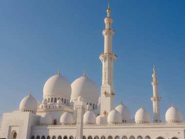 Abu Dabi, BAE - 14 Ocak 2024: Büyük Cami veya Şeyh Zayed Büyük Camii ülkenin en büyük camii, günlük, Cuma ve Kurban namazları için en önemli ibadethane. Popüler turizm merkezi