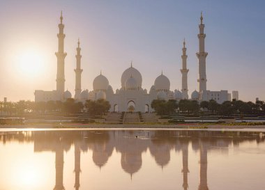 Abu Dabi, BAE - 14 Ocak 2024: Wahat Al Karama 'nın akşam manzarası veya Haysiyet Oasis. Abu Dabi 'de görev sırasında öldürülen tüm Emiratilerin anısına yapılan savaş anıtı ve anıtı.