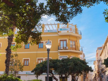 Denia, İspanya - 3 Ocak 2024: Kosta Blanca üzerinde, Alicante eyaletinin Denia kentinin tarihi kıyı kenti