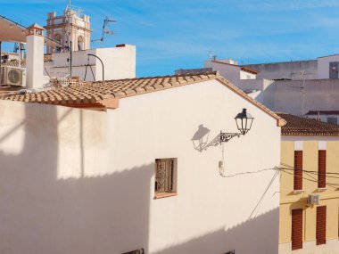 Denia, İspanya - 3 Ocak 2024: Kosta Blanca üzerinde, Alicante eyaletinin Denia kentinin tarihi kıyı kenti