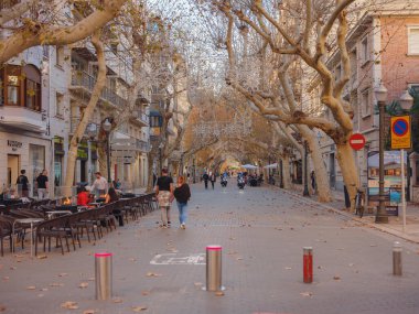 Denia, İspanya - 3 Ocak 2024: Kosta Blanca üzerinde Alicante ili Denia tarihi kıyı kenti şehir merkezinde sokak manzarası