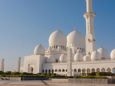 Abu Dabi, BAE - 14 Ocak 2024: Büyük Cami veya Şeyh Zayed Büyük Camii ülkenin en büyük camii, günlük, Cuma ve Kurban namazları için en önemli ibadethane. Popüler turizm merkezi