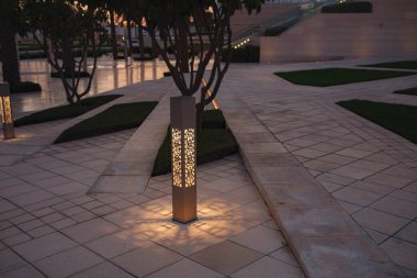 Abu Dabi, BAE - 14 Ocak 2024: Wahat Al Karama 'nın akşam manzarası veya Haysiyet Oasis. Bölgede modern ışık ile park