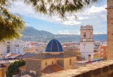 İspanya 'daki Costa Blanca Denia Kilisesi. Denia, Historische Altstadt. İspanya 'nın Alicante ili