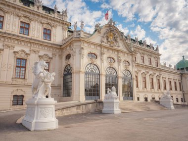 Wien, Avusturya - 28 Temmuz 2023: güneşli yaz gününde Belvedere Sarayı. Barok, Aşağı Belvedere 'in heykelleri ve levrekleriyle dolu güzel bir cephe..