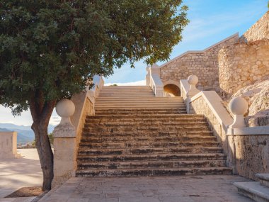 Denia, Costa Blanca, Historische Altstadt 'daki bir ortaçağ şatosunun mimari kalıntıları. Alicante Bölgesi İspanya
