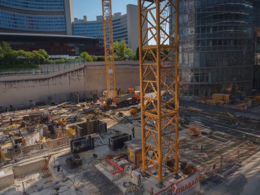 Viyana, Avusturya - 27 Temmuz 2023: Avusturya Merkezi ve BM binası yakınlarındaki alanlardan birinde inşaatçılarla birlikte inşaat sahası