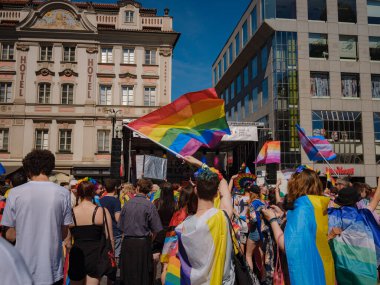 Prag, Çek Cumhuriyeti - 12 Ağustos 2023: Prag Onur Festivali Geçidi. Festivalin ana sahnesi ve seyircileri