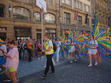 Prag, Çek Cumhuriyeti - 12 Ağustos 2023: Prag Onur Festivali Geçidi. Gey gururu sırasında renkli balonları olan kadınlar ve erkekler müzik enstrümanları çalıyor
