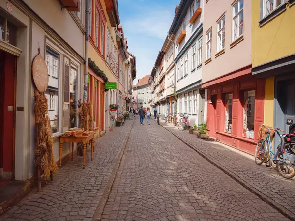 Erfurt, Almanya - 22 Mayıs 2023: Merchants Köprüsü üzerindeki ara sokak, Kraemerbruecke, Erfurt, Almanya. 1325 yılında inşa edilmiş. Alpler 'in kuzeyinde tamamen evlerle inşa edilmiş tek köprü.