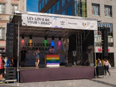 Prag, Çek Cumhuriyeti - 12 Ağustos 2023: Prag Onur Festivali Geçidi. Festivalin ana sahnesi ve seyircileri