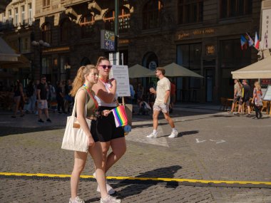 Prag, Çek Cumhuriyeti - 12 Ağustos 2023: Prag Onur Festivali Geçidi. Gökkuşağı ve diğer LGBT özellikleri ile parlak ve mutlu geçit ziyaretçileri