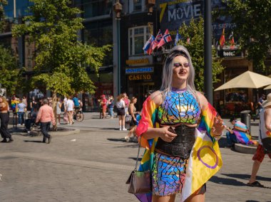 Prag, Çek Cumhuriyeti - 12 Ağustos 2023: Prag Onur Festivali Geçidi. Gökkuşağı ve diğer LGBTQ özellikleri ile parlak ve mutlu geçit ziyaretçileri