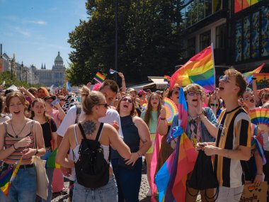 Prag, Çek Cumhuriyeti - 12 Ağustos 2023: Prag Onur Festivali Geçidi. Gökkuşağı ve diğer LGBTQ özellikleri ile parlak ve mutlu geçit ziyaretçileri
