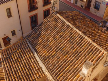 Şehir detayları, eski evlerin kil çatıları Denia, Costa Blanca, Historische Altstadt kalesinin gözlem güvertesi. Alicante Bölgesi İspanya