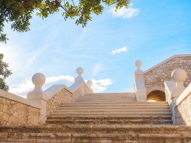 Denia, Costa Blanca, Historische Altstadt 'daki bir ortaçağ şatosunun mimari kalıntıları. Alicante Bölgesi İspanya