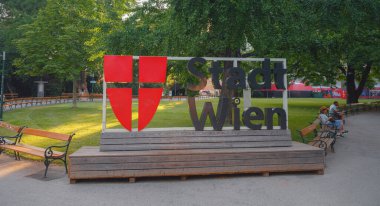 Viyana, Avusturya - 17 Temmuz 2023 Belediye binasının yakınındaki parkta imza..