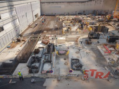 Viyana, Avusturya - 27 Temmuz 2023: Avusturya Merkezi ve BM binası yakınlarındaki alanlardan birinde inşaatçılarla birlikte inşaat sahası