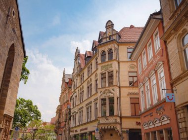 Erfurt, Almanya - 21 Mayıs 2023: Şehir merkezindeki binaların cepheleri, tarihi miras.